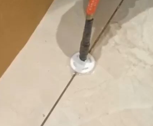 银海瓷砖空鼓维修公司专业解答瓷砖在铺贴过程中，如果没有涂抹均匀到位的粘结材料（如水泥砂浆或瓷砖胶），可能会导致以下问题