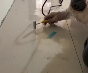银海瓷砖开裂维修公司专业分享瓷砖在铺贴前如果没有沥干水分，将会导致以下问题